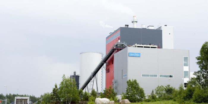 Kraftvärmeanläggningen Moskogen i Kalmar, med Kalmar Energi-logotypen synlig på fasaden och rörledningar som leder upp mot byggnadens övre del.
