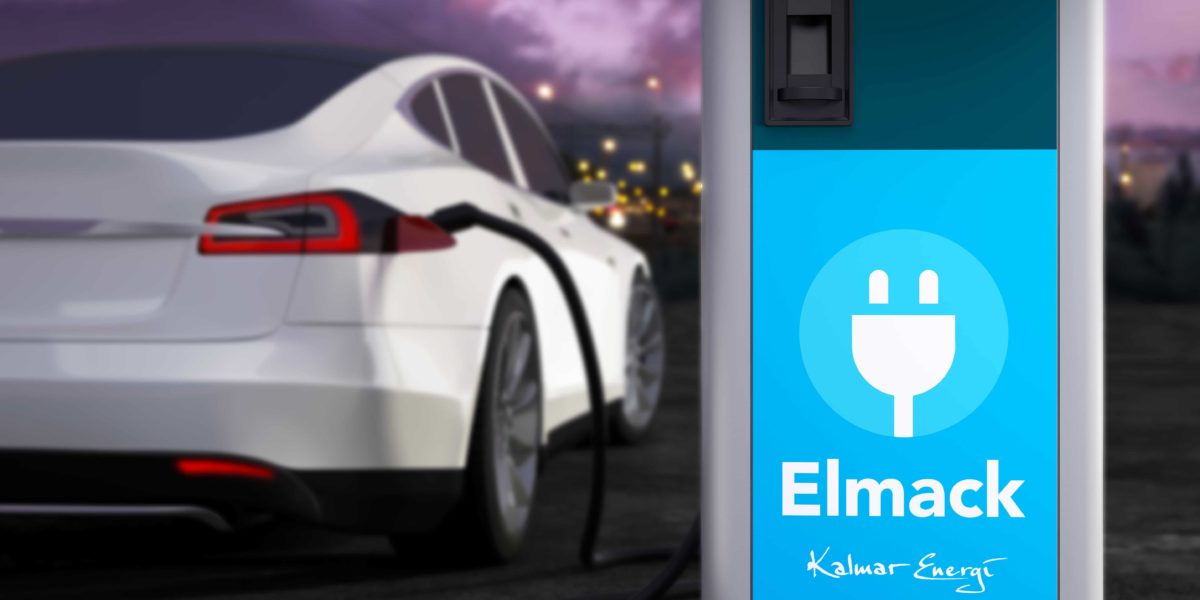 Elbil som laddas på elmack