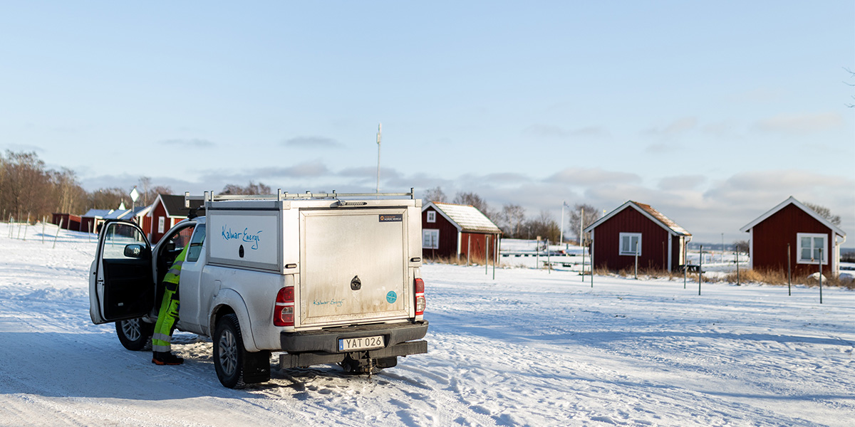 Elmontör med bil i Stensö fiskeläger.